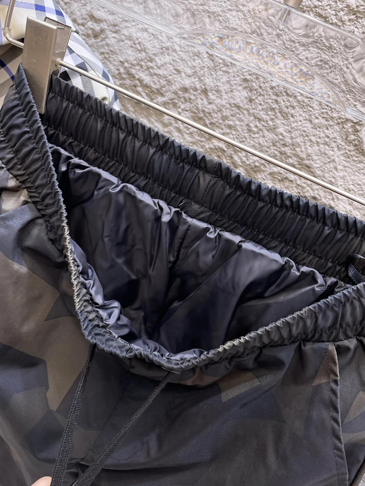 P490 Big Goose🇨🇦 🌹25 new autumn and winter thickened warm down pants are here🔥A must-have outdoor windproof, lockable and warm in winter. Made of professional-grade outdoor windproof, waterproof and breathable fabric. Lining is 90% white duck down filling. Lightweight design. Lightweight and warm. Seamless gluing process on the inside. Uses light and gall-free anti-drilling fabric to effectively prevent velvet running. Original hardware accessories. Classic logo matching. Simple and versatile, the upper body is stylish and not bloated. The style is the same for men and women! Size: M-3XL.
